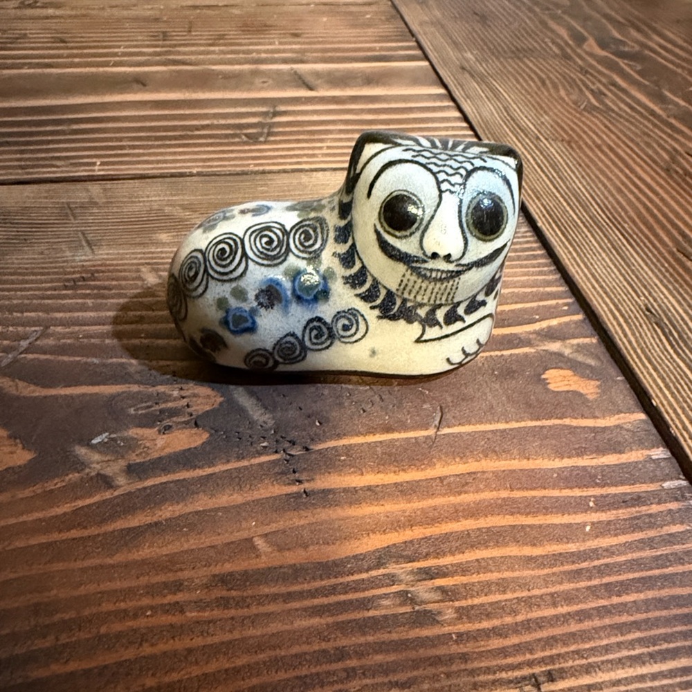 Vintage mexican tonala pottery-Painted Cat Figurine in Cream and Blue & black